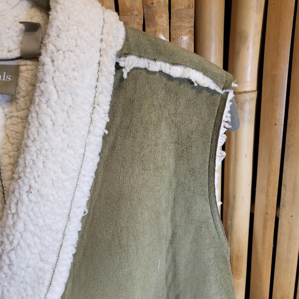 d&co Naturals Faux Suede to Sherpa Reversible Vest XL Olive - Picture 3 of 8